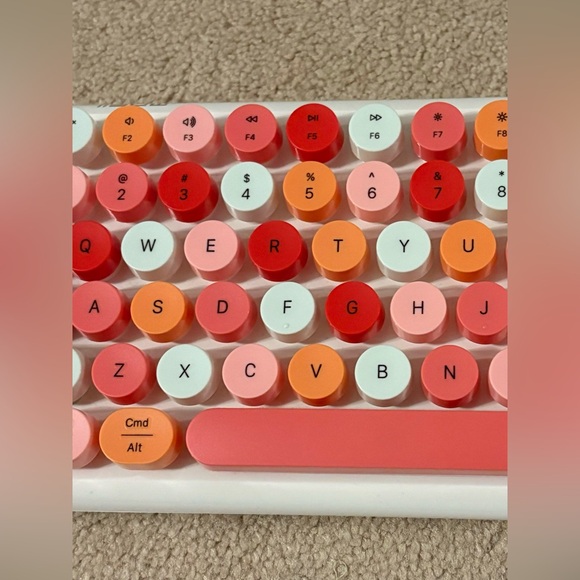 Typewriter Keys Bluetooth Keyboard - Picture 5 of 5